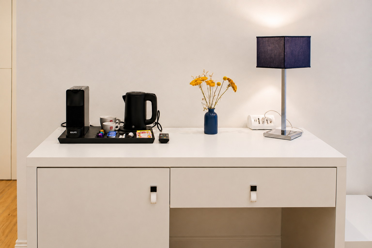 Superior Einzelzimmer DEKI Sassari, Coffee & Tea Corner und Detailpflege